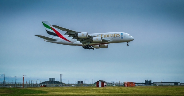 Авиакомпания Emirates повышает топливный сбор